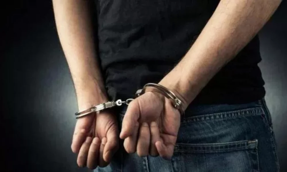 Αλβανός ληστής απειλούσε με μαχαίρι υπαλλήλους "αδειάζοντας" καταστήματα Βύρωνα και Παγκράτι (Βίντεο)